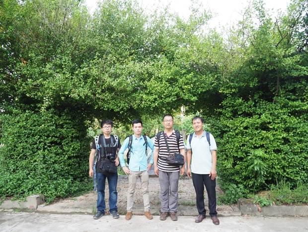 Đoàn công tác thăm quan vườn cây thuốc tại Trung tâm Nghiên cứu trồng và chế biến cây thuốc Hà Nội