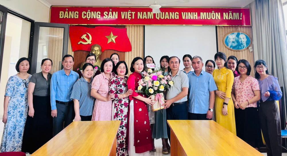 Tổ chức giao lưu Ngày Phụ nữ Việt Nam 20/10 của Trung tâm Nghiên cứu trồng và chế biến cây thuốc Hà Nội.